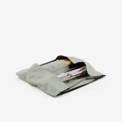 Quechua TABLE DE CAMPING COMPACTE 4/6 PERSONNES - PLATEAU BOIS - POCHE DE RANGEMENT -Camping Rabais Magasin table de camping compacte 46 personnes plateau bois poche de rangement 3